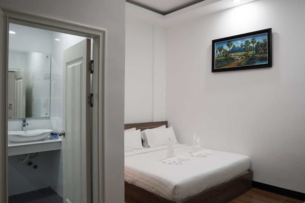 Apple Hotel Three - Near Pnh Airport Phnom Penh Exterior foto