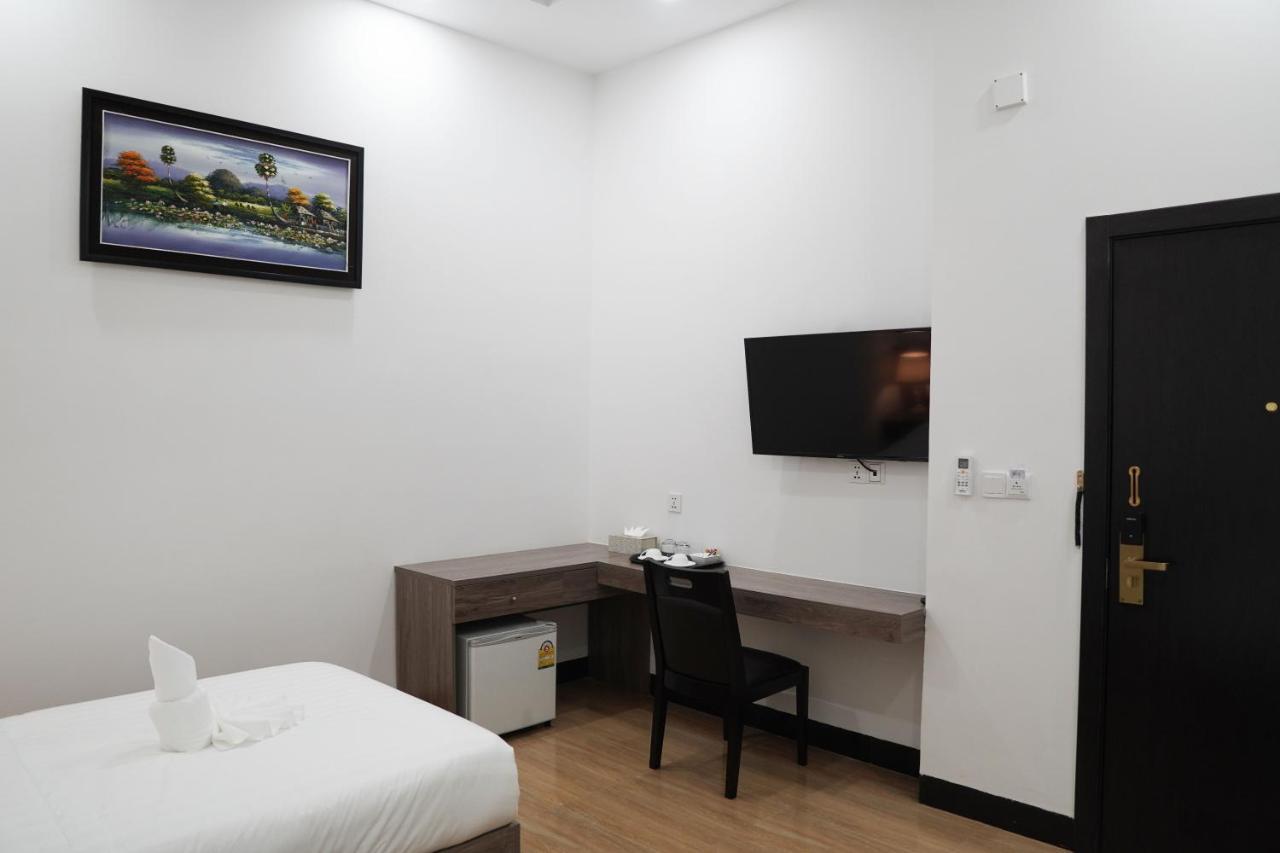 Apple Hotel Three - Near Pnh Airport Phnom Penh Exterior foto